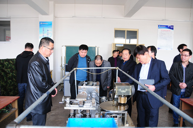 4.参观农机校实训基地_副本.jpg 4.参观农机校实训基地_副本.jpg