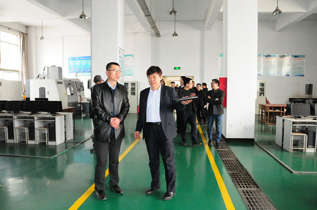 6.李晋校长为胡海平校长详细介绍实训基地_副本.jpg 6.李晋校长为胡海平校长详细介绍实训基地_副本.jpg